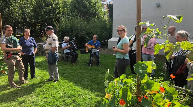 Saisonabschluss im Quartiergarten und Startanlass Biblio-Café